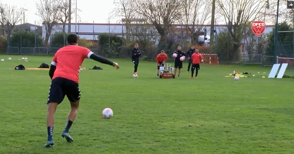 Connaissezvous le lanceur de ballon ? Le blog foot de Click — free download