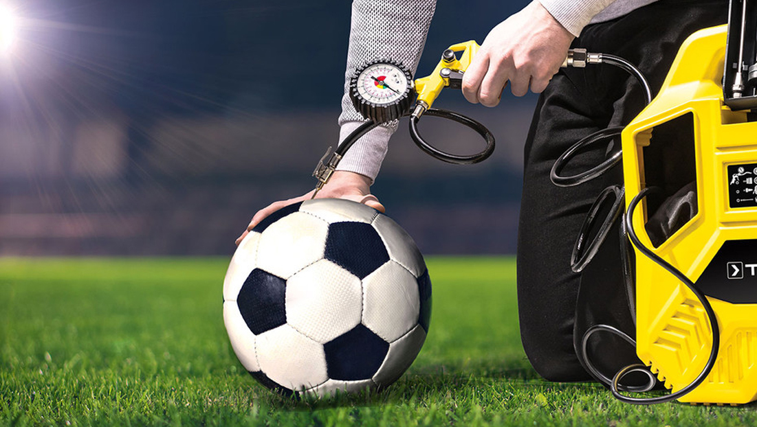 Un ballon et des talons aiguilles – Football pour tous